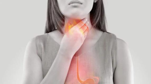胃酸反流导致喉咙灼烧好辛苦，怎么缓解？