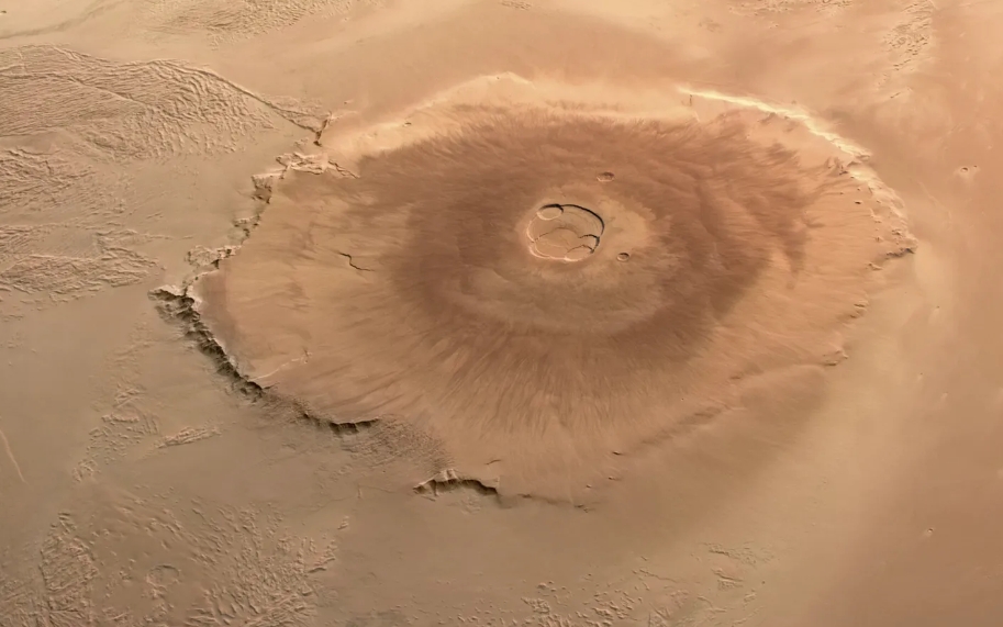 火星的奥林匹斯山的高度超过21.9公里，大约是珠穆朗玛峰海拔高度的2.5倍...