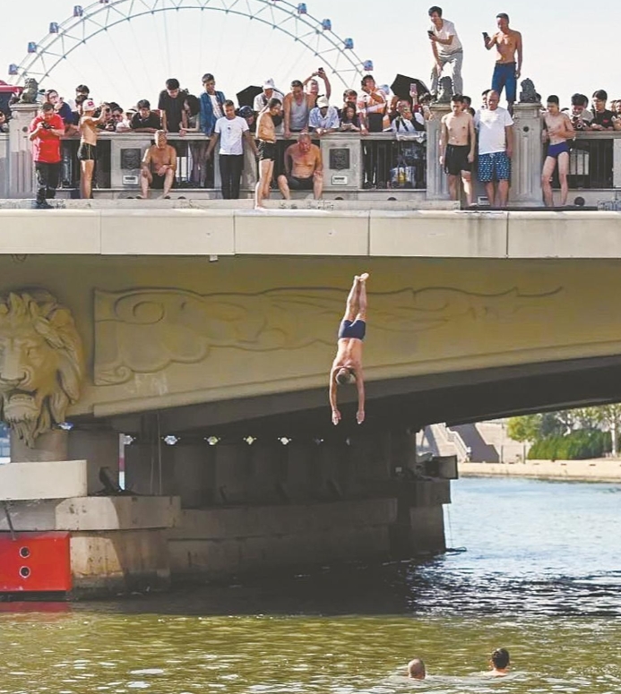 模仿奥运会跳水运动员，从高处跳落入水有哪些风险？